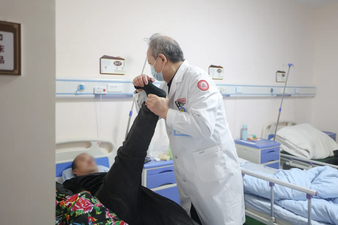 细致查房 · 深度会诊 | 西安附医中医医院疼痛科杨建辉教授纪实