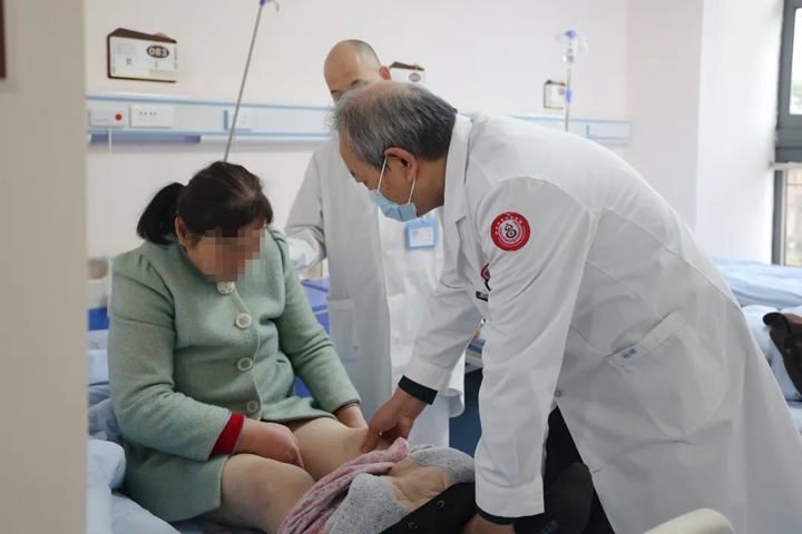 从行走困难到蹲起自如!三甲专家会诊+中西医联合治疗，牛阿姨顽固膝伤终得解救!