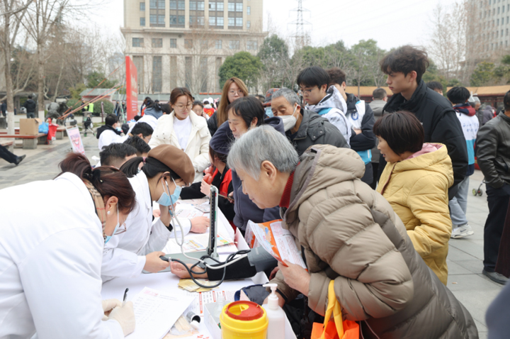三路齐发践初心，医养融合暖古城——西安附医系统开展“学雷锋日”大型义诊行动