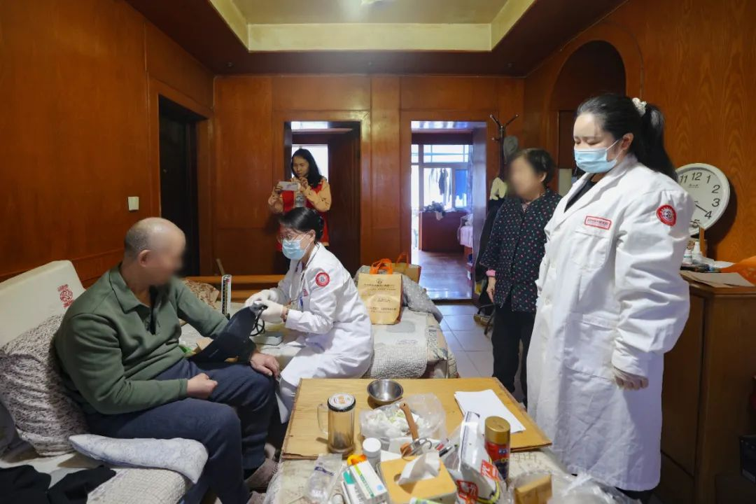 西安附医中医医院、医养结合养老中心受邀开展“入户送医”行动，为利君西社区特殊群体筑牢健康屏障