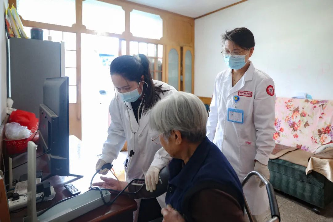 西安附医中医医院、医养结合养老中心受邀开展“入户送医”行动，为利君西社区特殊群体筑牢健康屏障