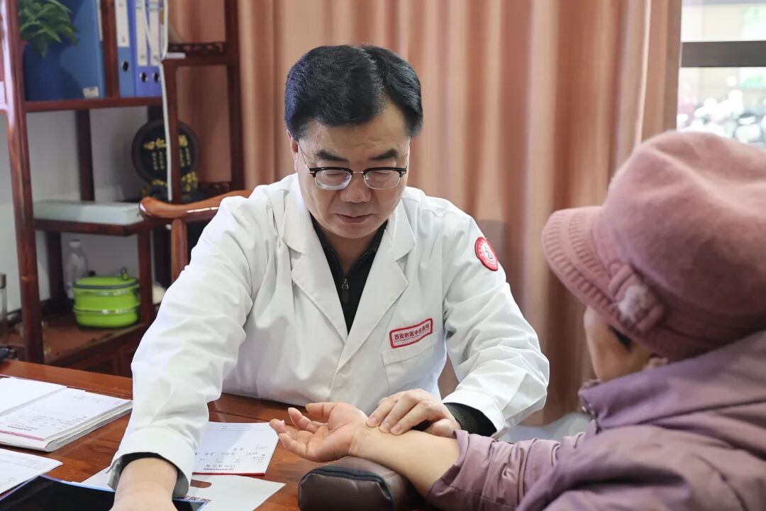原北京301医院潘秀臣教授西安附医中医医院痛风风湿骨病会诊圆满收官，患者收获康复新希望