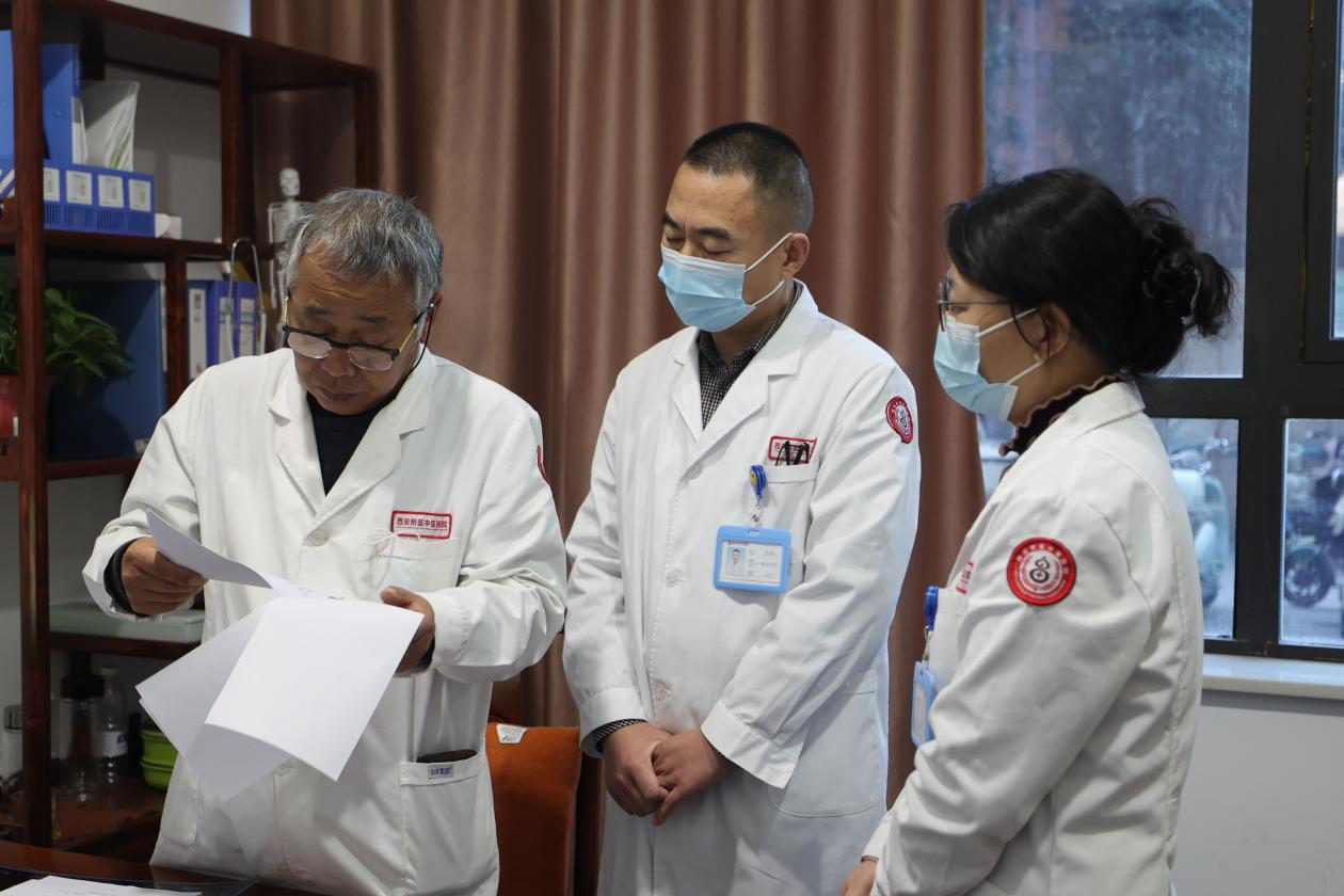 名医亲诊暖人心——原第四军医大学风湿骨病闫毅教授莅临我院会诊活动圆满落幕