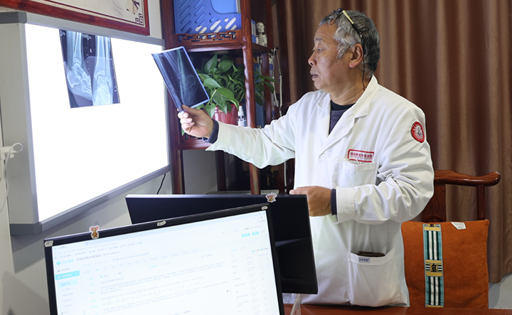 名医亲诊暖人心——原第四军医大学风湿骨病闫毅教授莅临我